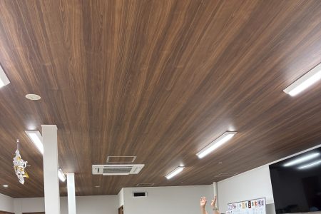 笑いヨガの先生にレクを実施していただきました